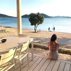 https://oikos-resort-buqez-beach-villa-42-tiny-house.hotelinzadar.com